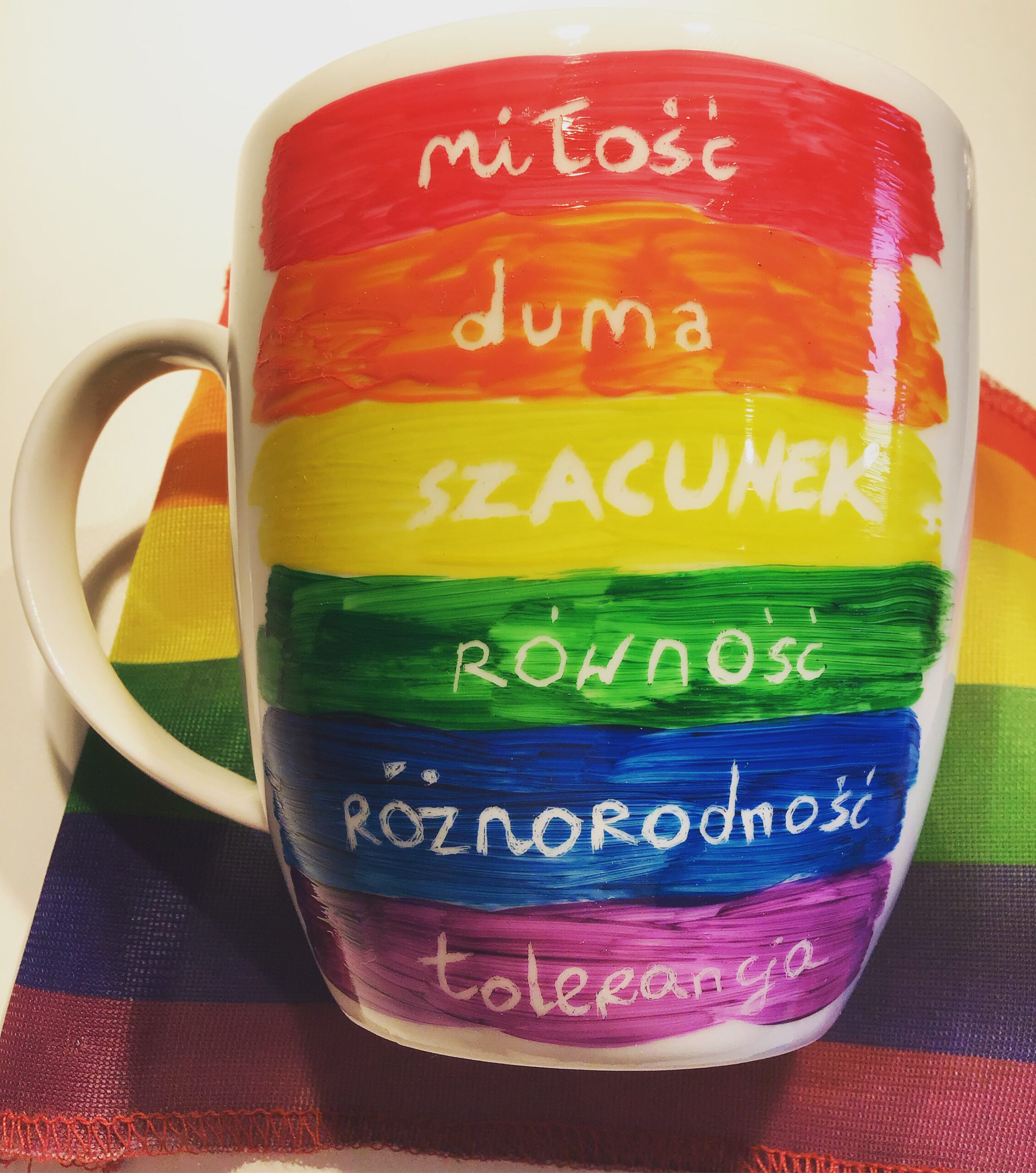 kubek z tęczą