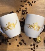 2 kubki z ręcznie malowanym napisem "wifey"