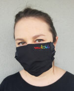 maseczka z napisem miłość