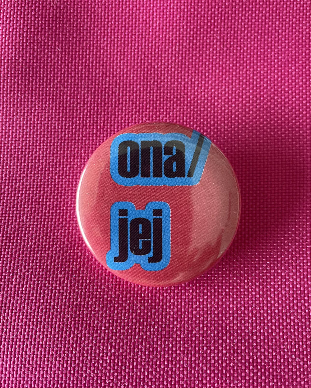 przypinka ona/jej