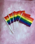 tęczowe chorągiewki