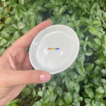 Tęczowy talerz na biżuterię – ręcznie malowany w tęczowe serduszka