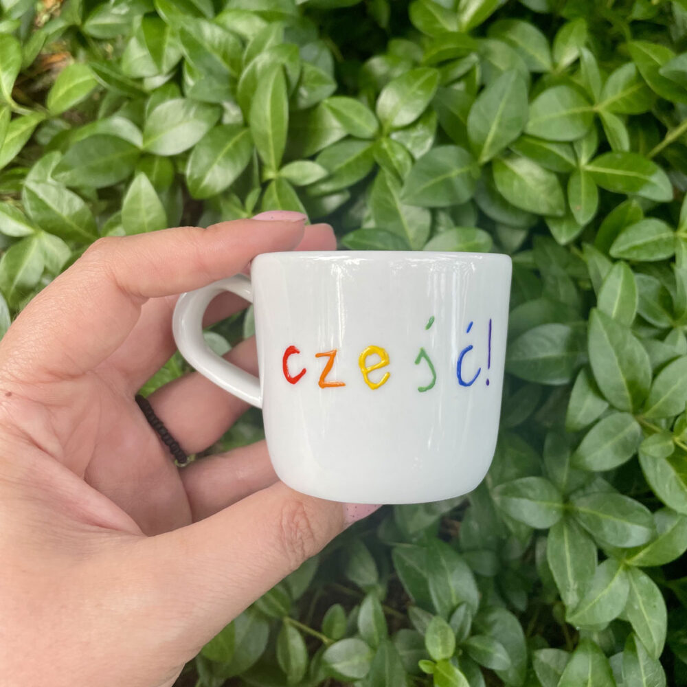 Tęczowy kubeczek do espresso z napisem tęczowe Cześć!