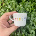 Tęczowy kubeczek do espresso z napisem tęczowe Cześć!