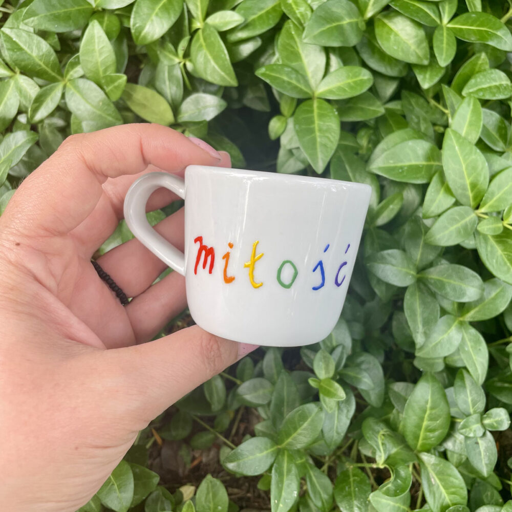 Tęczowy kubeczek do espresso z napisem tęczowa Miłość